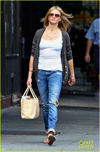  Cameron Diaz leaves her apartment to head out to a salon for some pampering on Friday (September 30)