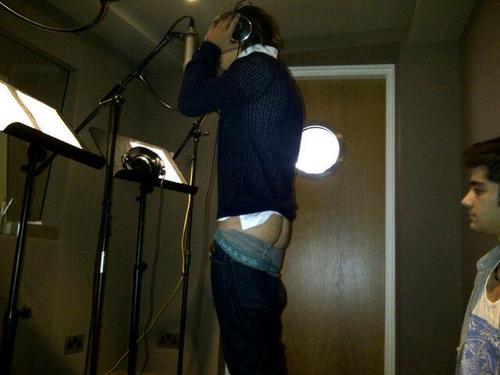  Harry menunjukkan his bum!!! hehe♥