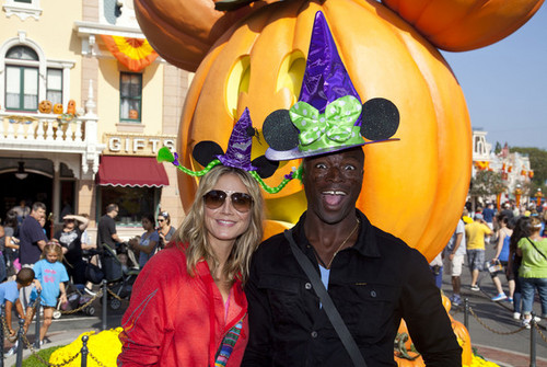  Heidi Klum And foca, selo Celebrate Dia das bruxas Time At Disneyland (September 29)