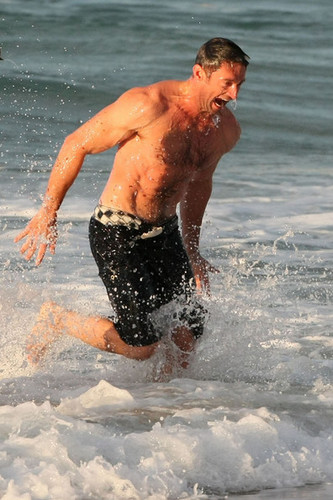  Hugh Jackman on the bờ biển, bãi biển