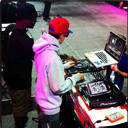  Justin and Dj Tay James getting ready before his concierto :)