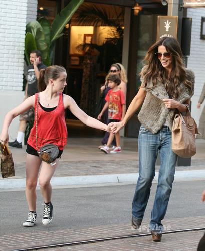 Kate Beckinsale shopping at the Grove in Hollywood, Sep 29