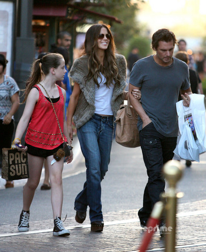 Kate Beckinsale shopping at the Grove in Hollywood, Sep 29