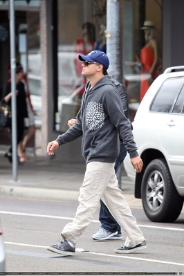 Leo enjoys a stroll along オックスフォード 通り, ストリート in Sydney, Australia