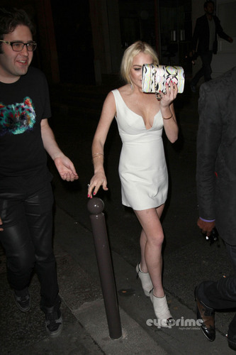  Lindsay Lohan: Upskirt as she leaves a Club in Paris, Sep 30