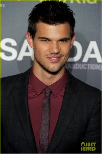  Taylor Lautner: 'Abduction' Premiere & تصویر Call in Spain!