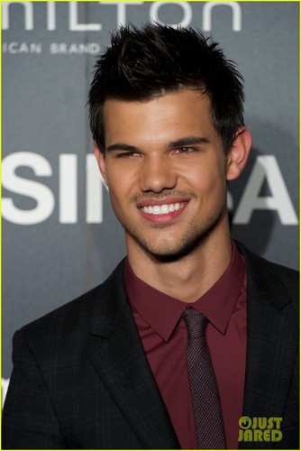  Taylor Lautner: 'Abduction' Premiere & ছবি Call in Spain!