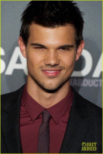  Taylor Lautner: 'Abduction' Premiere & 写真 Call in Spain!