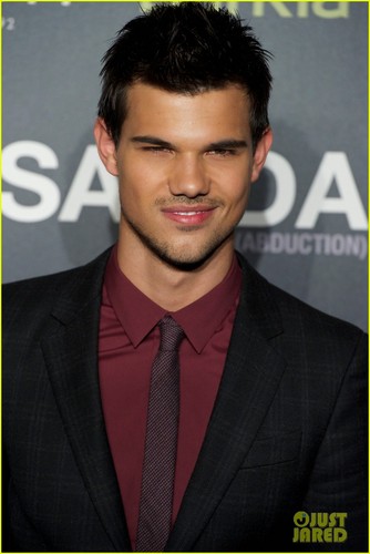  Taylor Lautner: 'Abduction' Premiere & ছবি Call in Spain!
