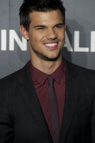  Taylor Lautner Attends 'Abduction' Premiere in Madrid