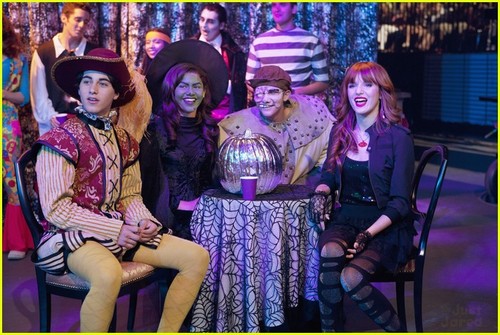  Zendaya & Bella Thorne 'Shake Up' Dia das bruxas
