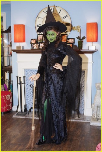  Zendaya & Bella Thorne 'Shake Up' Хэллоуин