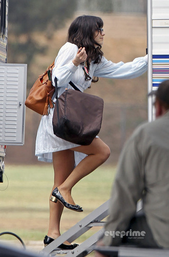  Zooey Deschanel on the set of her new awesome TV hiển thị “New Girl” L.A, Sep 30