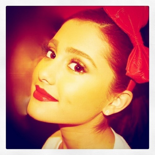  Ariana Grande pretty with the bow on her hair!!!