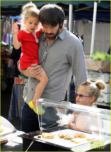  Ben Affleck: Daddy siku with violet and Seraphina!