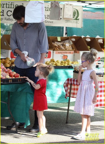  Ben Affleck: Daddy hari with violet and Seraphina!