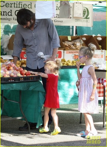  Ben Affleck: Daddy dia with tolet, violet and Seraphina!