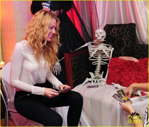  Blake Lively: Dare to Check-In Halloween Suite!