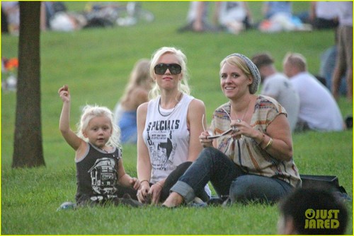 Gwen Stefani & Zuma Play at the Park