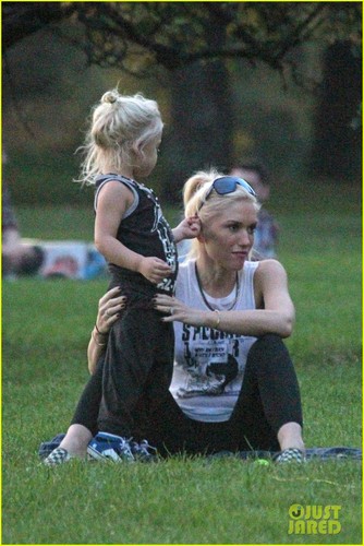  Gwen Stefani & Zuma Play at the Park