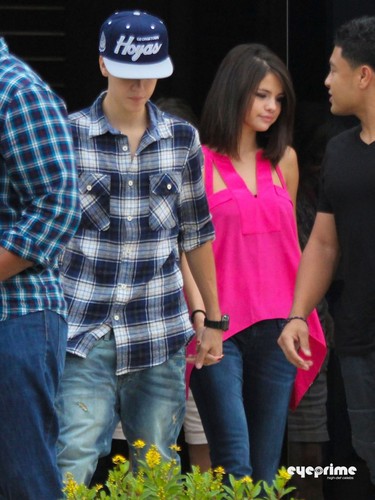  Justin Bieber and Selena Gomez having lunch in Rio, October 4