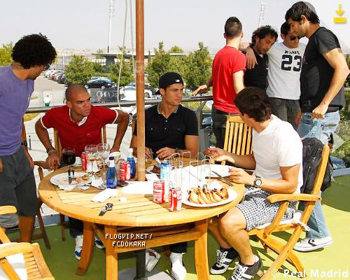  Kaka and teammates in a barbecue