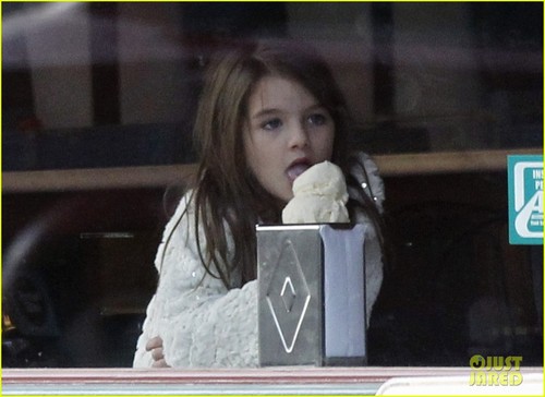  Katie Holmes: Suri Drops Her Ice Cream!