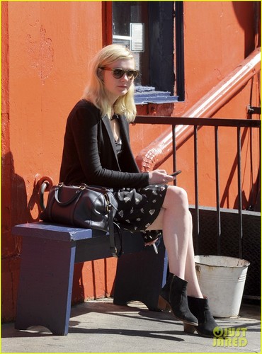  Kirsten Dunst: Downtown NYC with Friends!