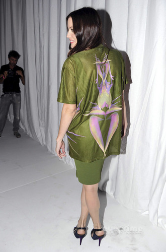  Liv Tyler: Givenchy दिखाना during Paris Fashion Week, Oct 2