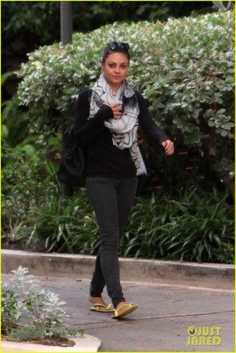  Mila Kunis: 'Elle' Magazine's Hottie seterusnya Door!