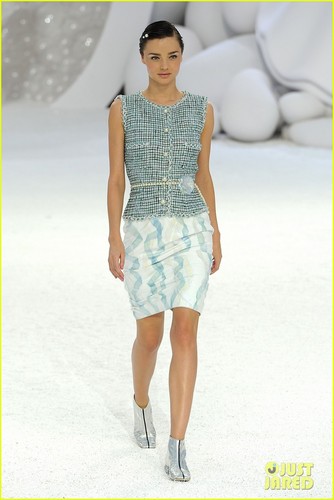  Miranda Kerr: Chanel landasan terbang, landasan pacu Model at Paris Fashion Week!