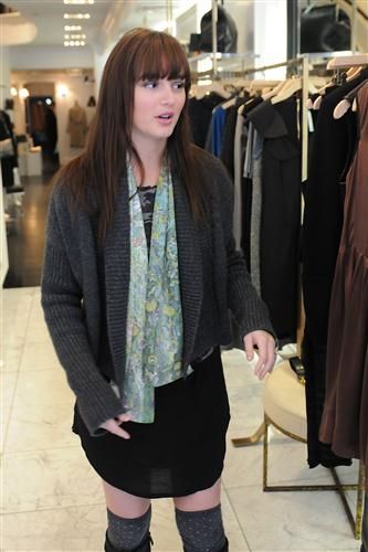  New picha of Leighton shopping with her grandmother at hariri