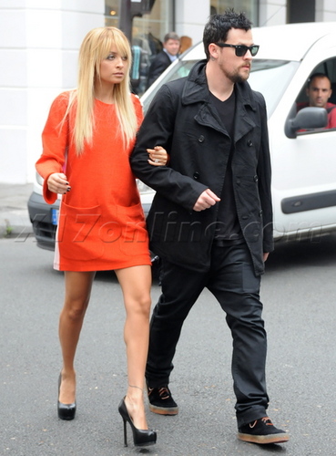  October 5 - Out in Paris with Joel for the Louis Vuitton Fashion mostrar