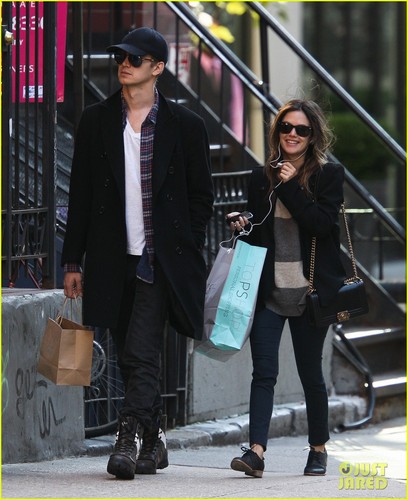  Rachel Bilson & Hayden Christensen: NYC Stroll