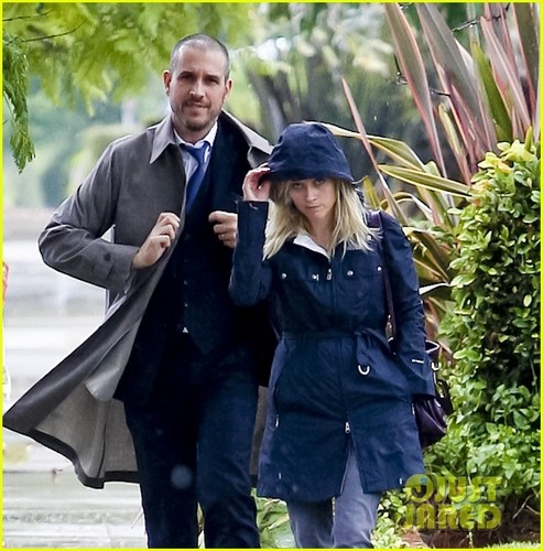  Reese Witherspoon & Jim Toth Get Caught in the Rain