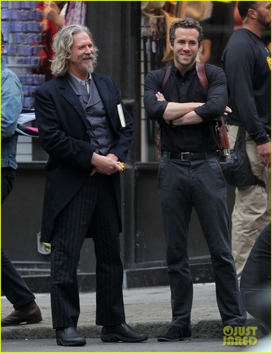  Ryan Reynolds & Jeff Bridges: Chuckling Co-Stars!