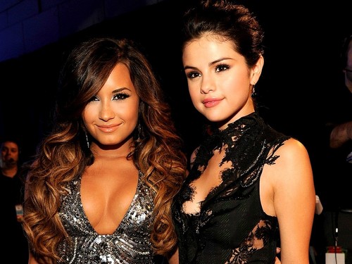  Selena & Demi