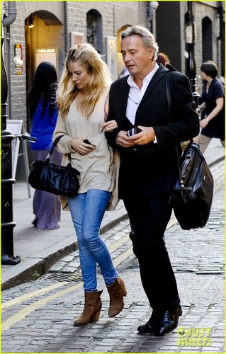  Sienna Miller: Covent Garden with a Guy Friend