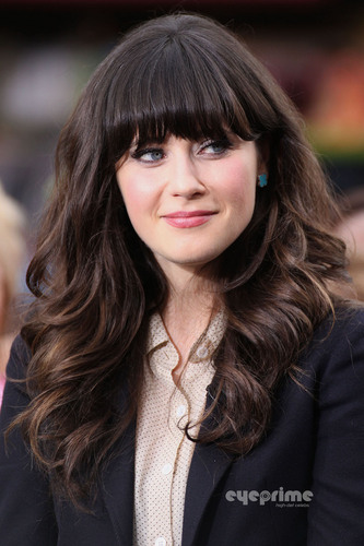  Zooey Deschanel appears on the EXTRA Показать in Hollywood, Oct 4