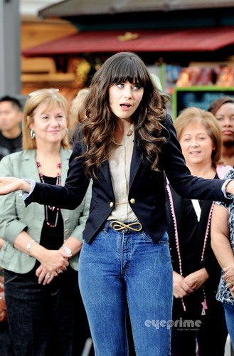  Zooey Deschanel appears on the EXTRA onyesha in Hollywood, Oct 4