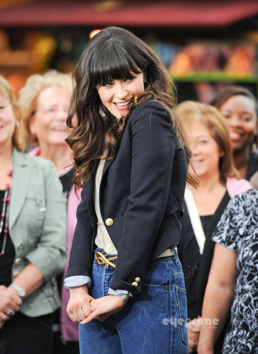  Zooey Deschanel appears on the EXTRA tunjuk in Hollywood, Oct 4