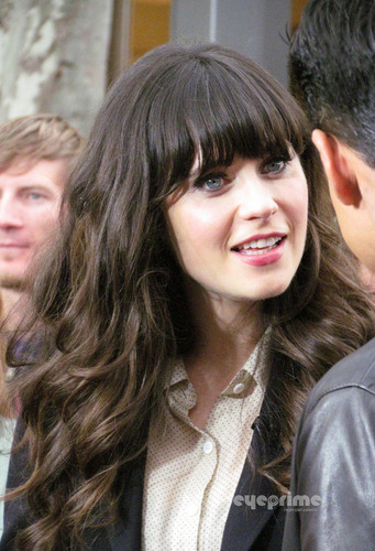  Zooey Deschanel appears on the EXTRA mostra in Hollywood, Oct 4