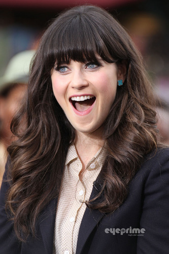  Zooey Deschanel appears on the EXTRA mostra in Hollywood, Oct 4