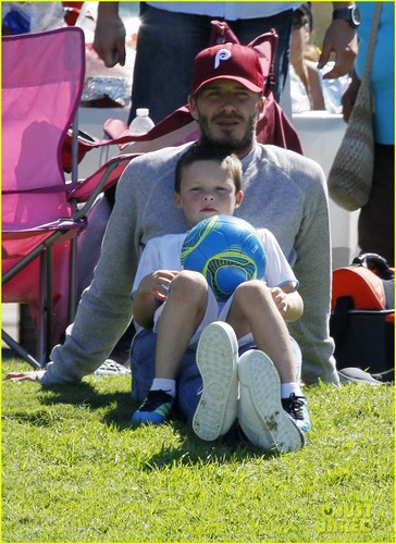  David Beckham Watches His Mini 축구 Stars!