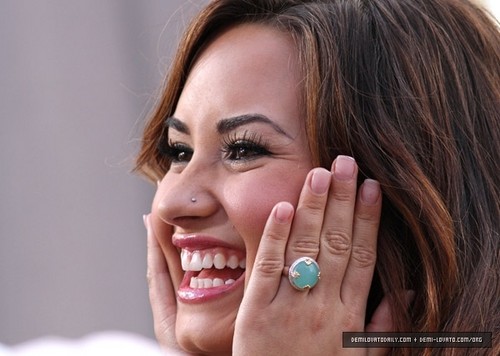  Demi - Visits Extra at The Grove - October 11, 2011