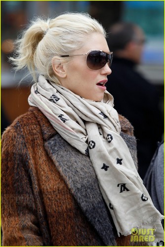  Gwen Stefani Visits Gwyneth Paltrow's House