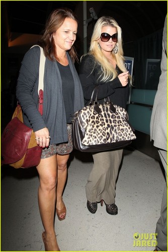  Jessica Simpson: LAX Landing with Mom!
