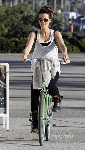 Kate Beckinsale out for a Bike Ride in Santa Monica, Oct 9