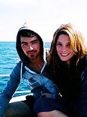  New/Old personal foto's of Ashley with Joe Jonas.
