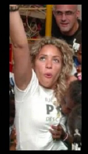  Shakira man bites her to the chest